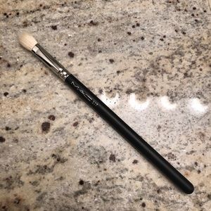MAC 217 Synthetic Blending Brush